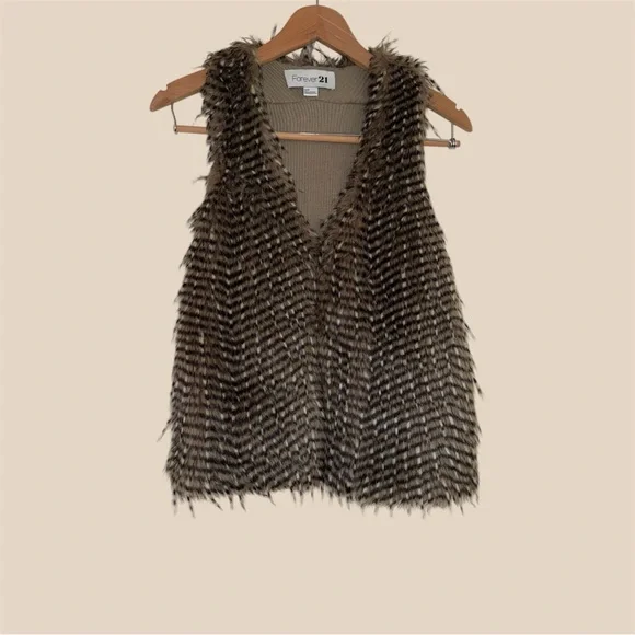 🛍️SALE🛍️ Forever 21 Faux Fur Knit Vest - Picture 2 of 7